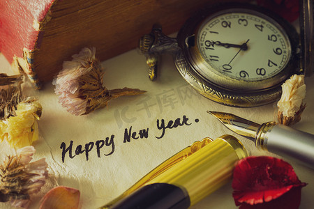 复古黄铜笔书写新年快乐问候。