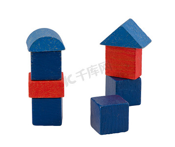 建筑蓝红摄影照片_红蓝木原木玩具塔建筑隔离