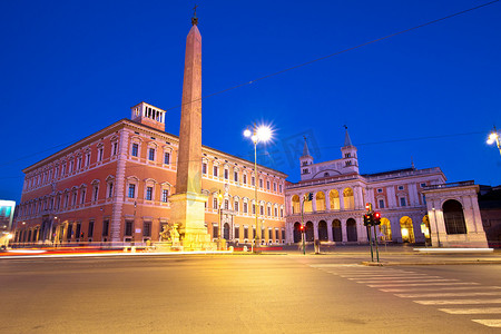 罗马夜景中拉特兰的圣乔瓦尼广场