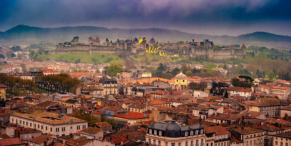 从空中俯瞰法国南部卡尔卡松中世纪城市和堡垒城堡