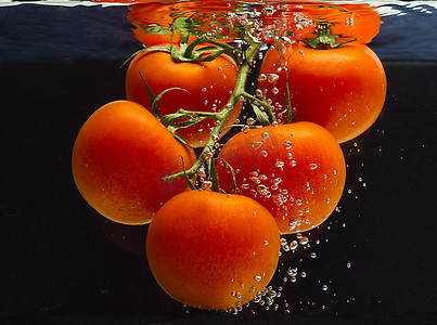 液体中的新鲜西红柿