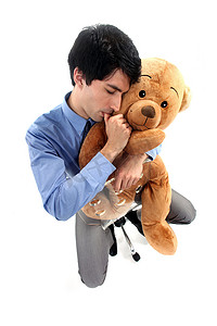 拥抱泰迪熊和吮吸拇指的商人