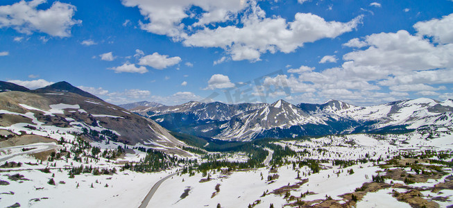 从科罗拉多州 Cottonwood Pass 山顶俯瞰落基山脉