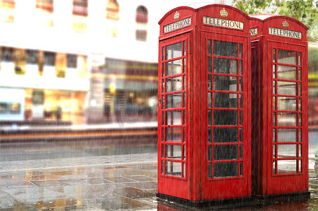 下雨天。伦敦的红色电话亭