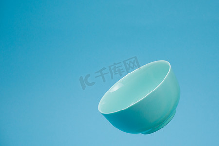 一个蓝色陶瓷哑光深碗早餐在蓝色 bac 上飞行