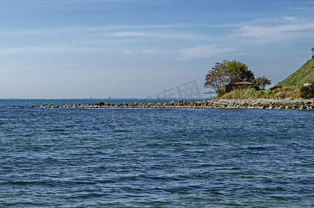 黑海钓鱼码头海景，海岸有劳鲁斯、小房子和树木，古城内塞巴尔
