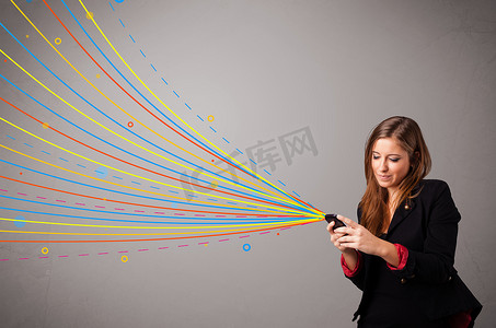 手机线条摄影照片_快乐的女孩拿着手机，上面有五颜六色的抽象线条