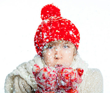 冬季风格的年轻冰冻少年与雪