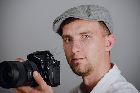 摄影师摄影照片_使用专业照相机的年轻人