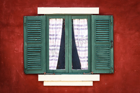 旧绿窗，红墙上挂着窗帘，小插图