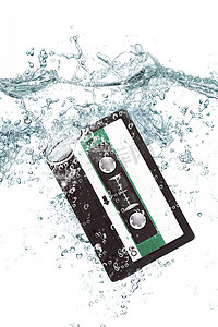 掉进水里的录音带