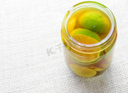 交替摄影照片_柠檬蜂蜜，将柠檬放入玻璃瓶中，交替层