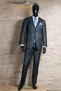 蓝色人体模型摄影照片_人体模型上的商务深灰色套装