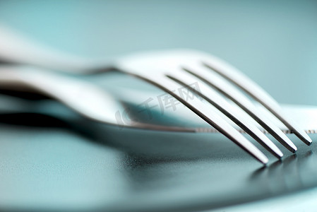 盘子上的艺术餐具叉和刀宏