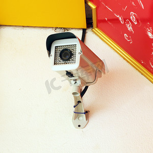 墙上的安全监控摄像头