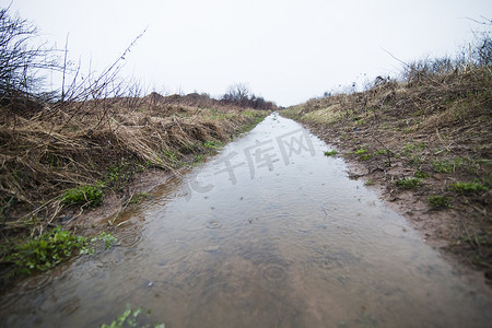 污垢摄影照片_水淹路径（沟渠）