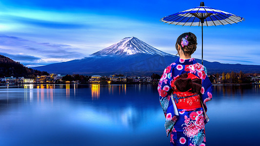 在日本河口湖富士山穿着日本传统和服的亚洲女性。
