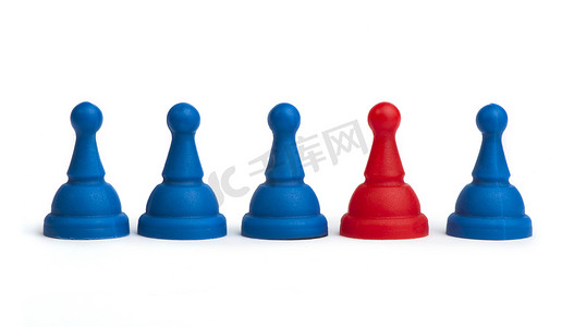 红色和蓝色游戏棋子白色隔离