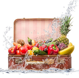 手提箱里的水果掉进水里
