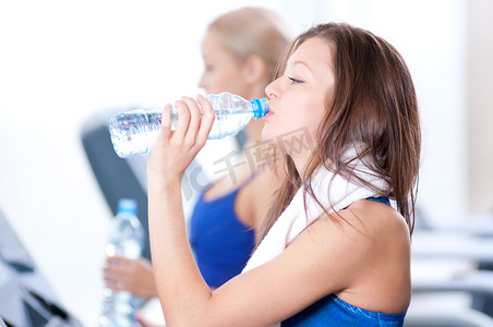 女性喝水摄影照片_女性运动后喝水