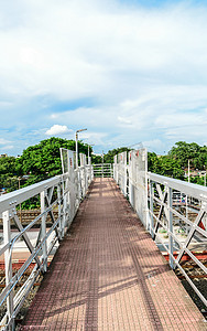 云南过桥米线菜单摄影照片_铁路脚过桥或简称为火车站平台上的过桥几乎完成，供乘客通过火车站平台。 