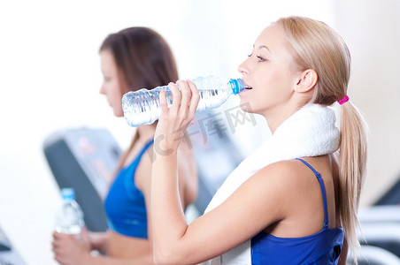 女性喝水摄影照片_女性运动后喝水