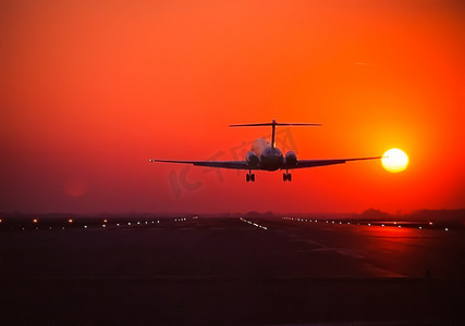 飞机夕阳摄影照片_一架客机在夕阳的背景下起飞。
