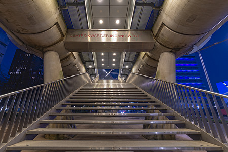 荷兰语摄影照片_Beatrixkwartier（荷兰语的 Beatrix 区）入口东自动扶梯到海牙电车站的夜间