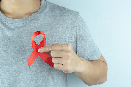 艾滋病意识，男性手拿着红色的艾滋病意识丝带。