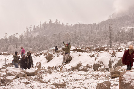 水冰月卡通摄影照片_锡金零点西孟加拉邦 2018 年 11 月-游客前往户外玩耍，享受降雪后的第一场雪，在 Yumthang 山谷带来季节性魅力，为游客带来激动人心的体验。