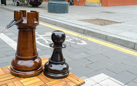 自行车道附近的户外国际象棋游戏人物