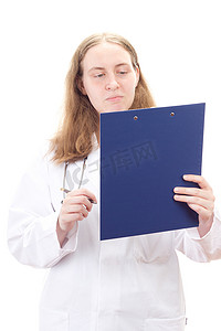 阅读记录表摄影照片_非常忙碌的女医生阅读患者记录