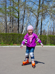 小女孩在旱冰鞋上溜冰
