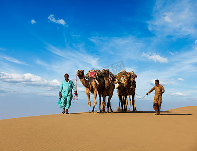 两个 cameleers（骆驼司机）与骆驼在 Thar deser 的沙丘