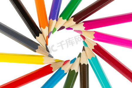 许多不同颜色的铅笔