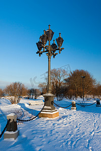 古色古香的冷淡灯柱和美丽的雪