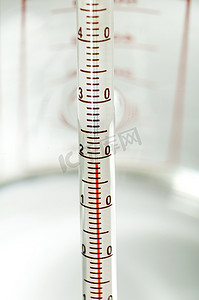 量水的温度摄影照片_温度计测量水的温度