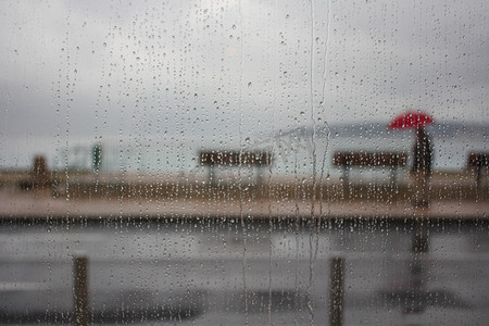 窗后雨天