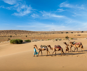 两个 cameleers 与骆驼在 Thar deser 的沙丘
