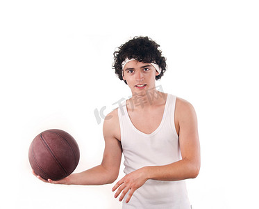 打篮球的少年