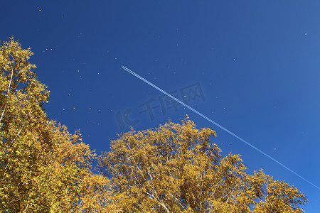 飞行痕迹摄影照片_白色飞机痕迹