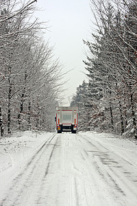 卡车在荷兰乡村的雪地里行驶