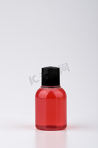 红色瓶洗发水