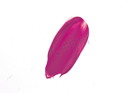 白色背景中突显的紫色美容化妆品质地、污迹化的化妆乳膏涂抹或粉底涂抹、化妆品产品和油漆笔触
