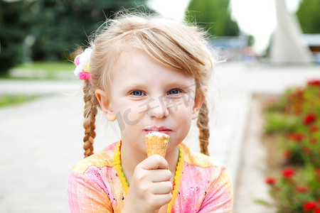冰淇淋底纹摄影照片_吃冰淇淋的女孩