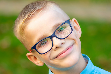 一个戴着眼镜的开朗男孩的特写肖像