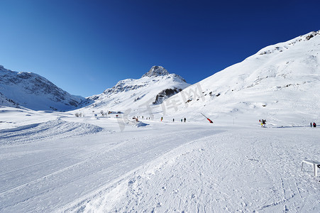 欧洲冬天摄影照片_冬天有雪的山