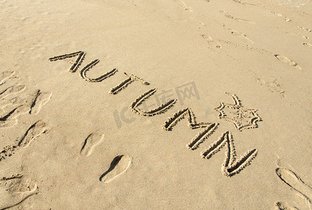 Word 秋季手写体和在沙子中绘制的叶子