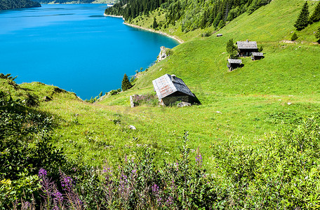 湖、木屋和山