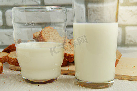世界卫生日摄影照片_桌上放着两杯牛奶，家庭早餐，健康饮食理念，世界卫生日
